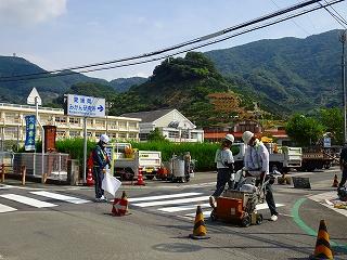 白い白線が引かれていきます